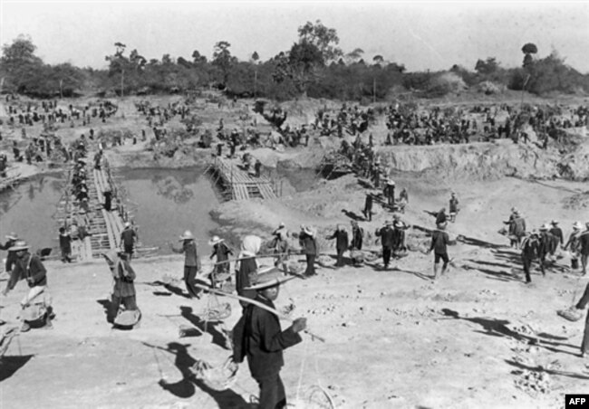 Население городов Камбоджи, выгнанное в поля и леса для строительства "деревенского коммунизма". 1978 год