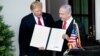 İsrailin baş naziri Benjamin Netanyahu (sağda) ABŞ prezidenti Donald Trump-ın Qolan təpələri barədə proklamasiyasına baxır