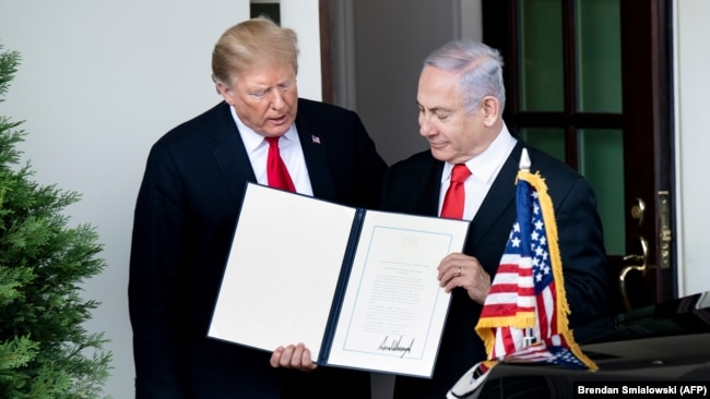 Donald Trump i premijer Izraela Benjamin Netanjahu s potpisanom objavom o Golanskoj visoravni, 25 marta 2019.