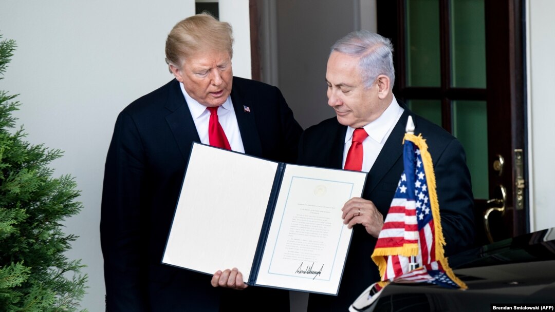 Дональд Трамп и Бенджамин Нетаньяху с прокламацией о суверенитете Израиля в Белом доме, 25 марта 2019