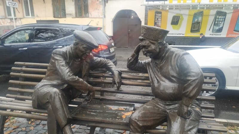 Владикавказ и Баку спорят из-за скульптуры "Нардисты" – художник из Северной Осетии заявил о плагиате