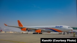 یک طیاره شرکت خصوصی کام ایر در میدان هوایی بین‌المللی کابل
