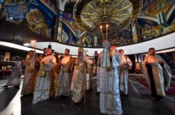 Глава Македонської православної церкви Стефан (із жезлом) з іншими церковнослужителями під час відзначення Великодня. Скоп'є, 19 квітня 2020 року