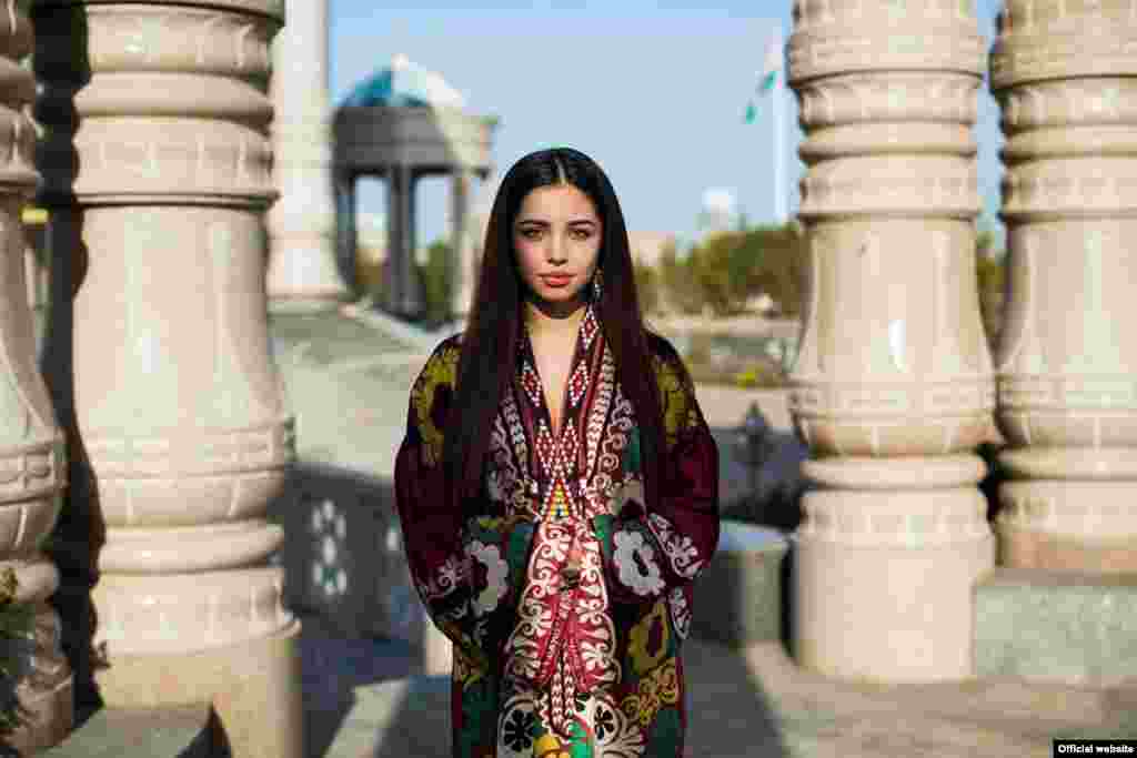 Девушка из Душанбе, Таджикистан, фотопроект "Атлас красоты" (Atlas of Beauty) Микаэлы Норок.