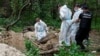 Форензичари ексхумираат тело на лице кое, според украинската полиција, било убиено и закопано на позиција на руски војници за време на руската инвазија, во близина на селото Ворзел во областа Буча, регионот Киев, Украина на 13 јуни. 