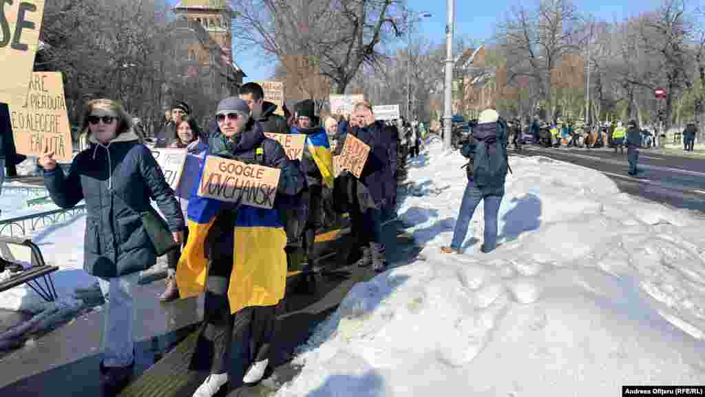 Câteva sute de ucraineni au mers în marș de la Ambasada Rusiei spre Piața Universității. 