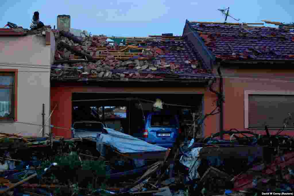 Një shtëpi shihet e dëmtuar nga tornadoja në fshatin Moravska Nova Ves.