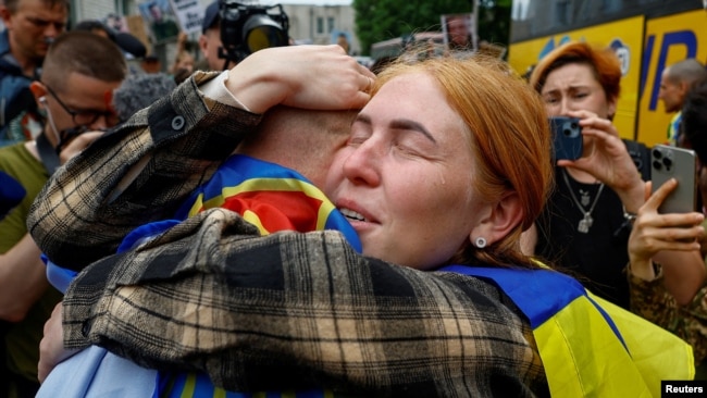 Ukrainasit kthehen në atdhe mes një shkëmbimi të të burgosurve me Rusinë më 25 maj.