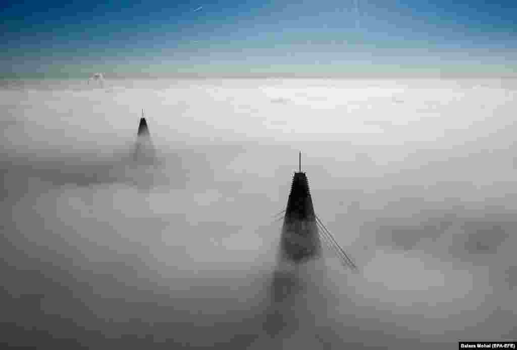 Magla pluta oko pilona mosta Megieri u Budimpešti, Mađarska. (epa-EFE / Balaczs Mohai)