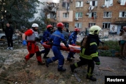 Рятувальники знайшли живу людину під завалами зруйнованого Росією будинку. Поспішають, щоб якомога швидше надати медичну допомогу. Київ, Україна. 28 серпня 2025 року