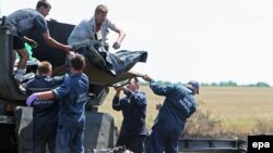 Телата на жртвите од падот на малезијскиот авион во источна Украина.