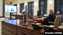 Путин во время видеоконференции.
