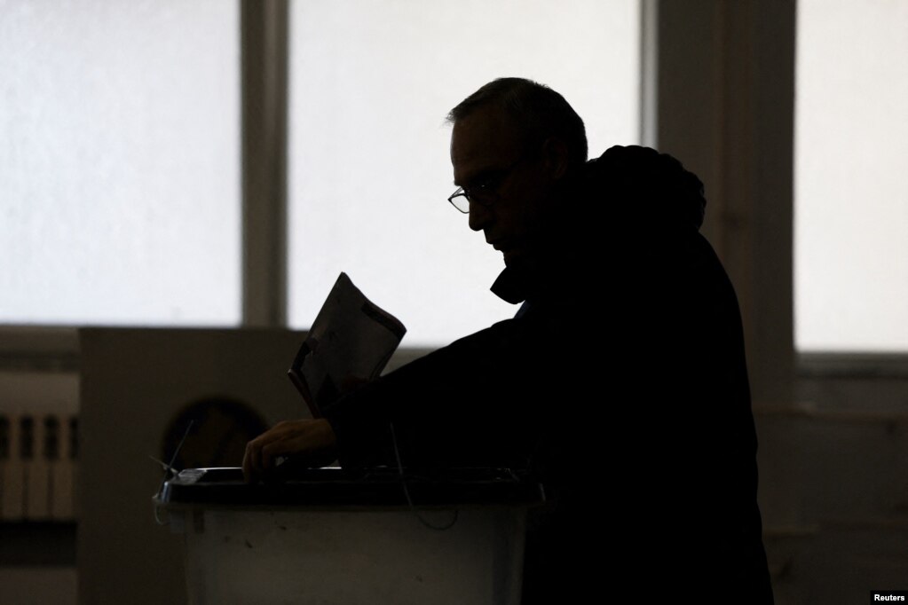 Një qytetar duke votuar në Prishtinë gjatë zgjedhjeve parlamentare të Kosovës.