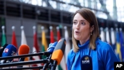 Președinta Parlamentului European spune că utilizarea clauzei de urgență pentru ca programul SAFE să ocolească parlamentul este ilegală. 