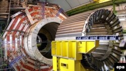 Магнитное ядро самого большого в мире сверхпроводящего соленоидного магнита (CMS, Compact Muon Solenoid) в ускорителе частиц Большого адронного коллайдера (LHC) Европейской организации по ядерным исследованиям (CERN). Женева, март 2007