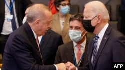 Թուրքիայի և ԱՄՆ նախագահներ Ռեջեփ Թայիփ Էրդողանը և Ջո Բայդենը ՆԱՏՕ-ի համաժողովում, Բրյուսել, 14 հունիսի, 2021թ. 