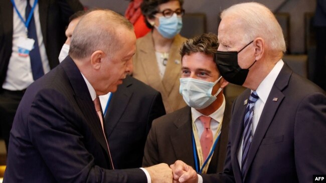 Presidenti i SHBA-së, Joe Biden, flet me presidentin e Turqisë, Recep Tayyip Erdogan, gjatë një seance të samitit të NATO-s në Bruksel.