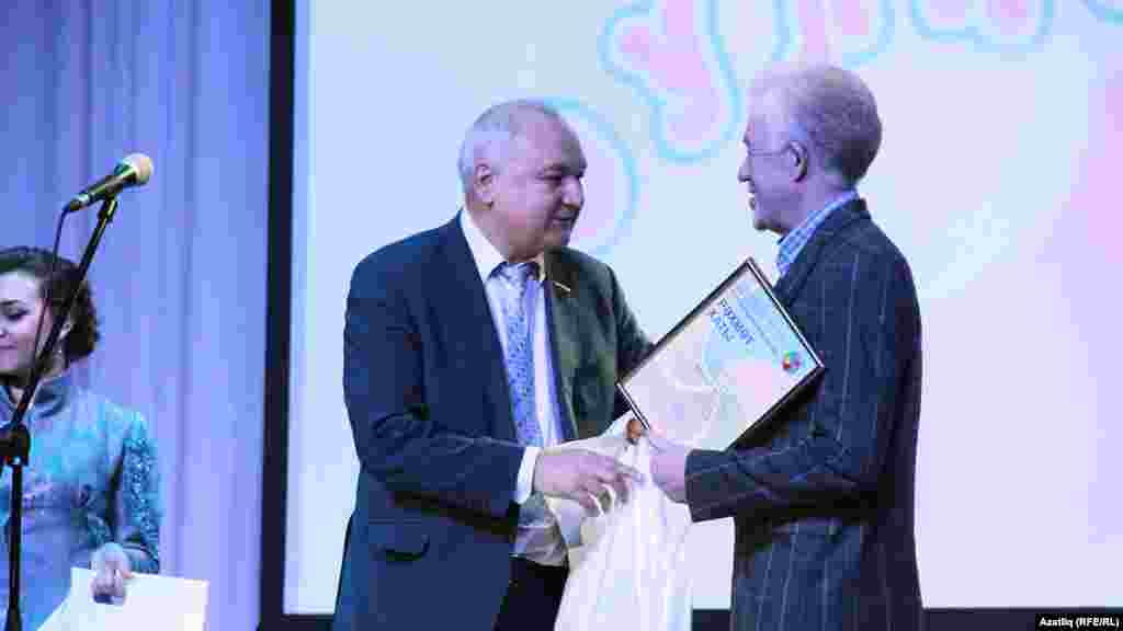 Русия Дәүләт думасы депутаты, милли мөхтәрият рәисе Илдар Гыйльметдинов белән ​Татарстан рәссамнары берлеге рәисе&nbsp;Зөфәр&nbsp;Гыймаев