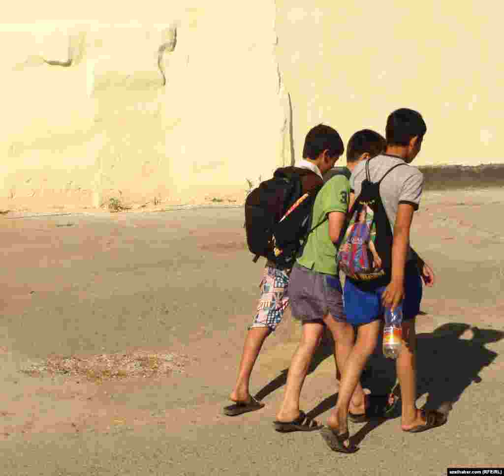 Школьники во время каникул, Ашхабад
