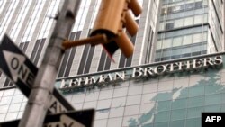 Geçen ýylyň 15-nji sentýabrynda "Lehman Brothers" kompaniýasynyň Nýu-Ýorkdaky edarasy işgärler tarapyndan köpçülikleýin terk edildi.