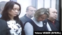 Адвокаты и подсудимые по делу бывшего премьер-министра Казахстана Серика Ахметова слушают приговор по своему уголовному делу. Караганда, 11 декабря 2015 года.