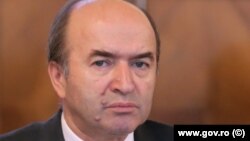 Tudorel Toader, pe cale să-și piardă sprijinul pentru funcția de ministru al Justiției, trimite o scrisoare de discreditare a Codruței Kovesi la Financial Times, care este publicată la rubrica unde textele nu sunt asumate editorial - ”Scrisori”. 