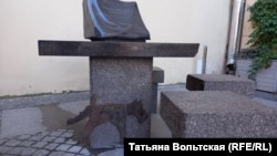 Фокстерьер Глаша под письменным столом, часть памятника Довлатову