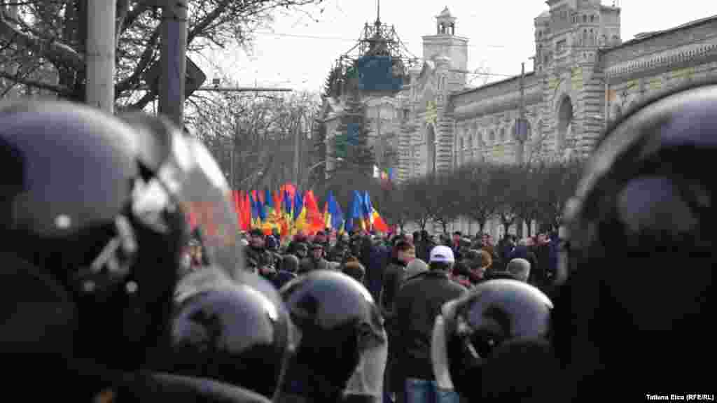 Coloana de protestatari ai Partidului Socialiștilor opriți în fața Primăriei.Poliția decidea cum să-i redirecționeze spre Parlament deși ei insistau să traverseze PMAN