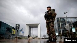 Un militar francez patrulînd la Paris în cartierul La Defence