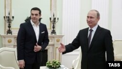 Russiýanyň prezidenti Wladimir Putin (sagda) we Gresiýanyň premýer-ministri Aleksis Tsipras (çepde).