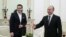 Russiýanyň prezidenti Wladimir Putin (sagda) we Gresiýanyň premýer-ministri Aleksis Tsipras (çepde).