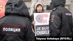 Під час акції на підтримку Charlie Hebdo в Санкт-Петербурзі, 10 січня 2014 року