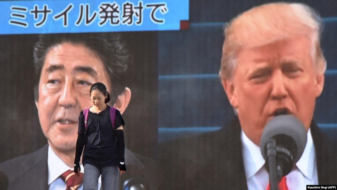 Displej u Japanu na kojem su premijer Abe i predsjendik Trump 29. avgust 2017.