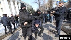 Задержания в Алматы у офиса президентской партии "Нур Отан", 27 февраля 2019 года. 