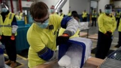 Контейнеры с вакциной Pfizer-BioNTech на производственном предприятии в Мичигане. 13 декабря 2020 года.