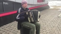 Выкладчык музыкі і былы бадзяга «працуе» вулічным музыкам