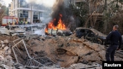 په تل ابیب کې د ایراني توغندي تر برید وروسته ژغورونکي مرستندویه چارې ترسره کوي - د مارچ ۲۴مې انځور. 