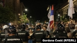 ანტისამთავრობო საპროტესტო აქციის მონაწილეები და პოლიციელები ბელგრადში, სერბეთის პარლამენტის შენობასთან. 2025 წლის 13 აგვისტო
