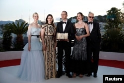  Режисьорът Йоаким Триер (в средата) на фестивала в Кан дружно с актьорите от „ Сантиментална стойност “ (от ляво надясно) Ел Фанинг, Инга Ибсдотер Лилеаас, Ренате Рейнсве и Стелан Скарсгард. 24 май 2025 година 