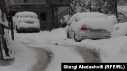 დათოვლილი ავტომობილები თელავში