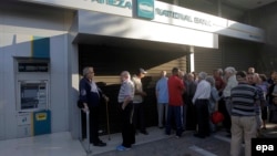 Башкала Афинада пенсионерлар милли банк янында чират тора