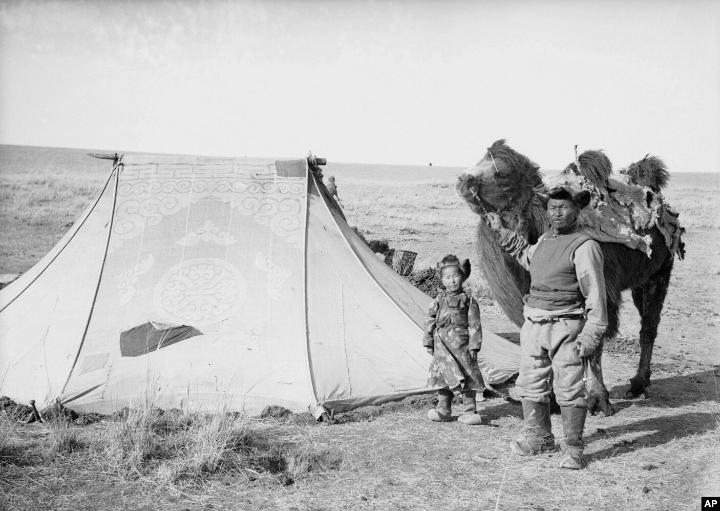 Një bari nomad dhe vajza e tij në fushat e Mongolisë. Mars, 1936.