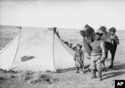 Скотовод-кочевник с дочерью, фотография сделана в марте 1936 года