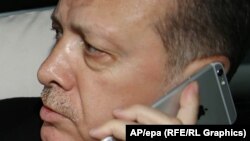 Эрдоган айфон үлгүсүндөгү телефон менен сүйлөшүүдө