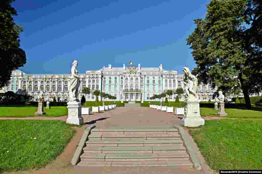 Camera de chihlimbar s-a aflat în palatul&nbsp;Catherine, fostă reședință regală de lângă Sankt Petersburg, până în 1941. 