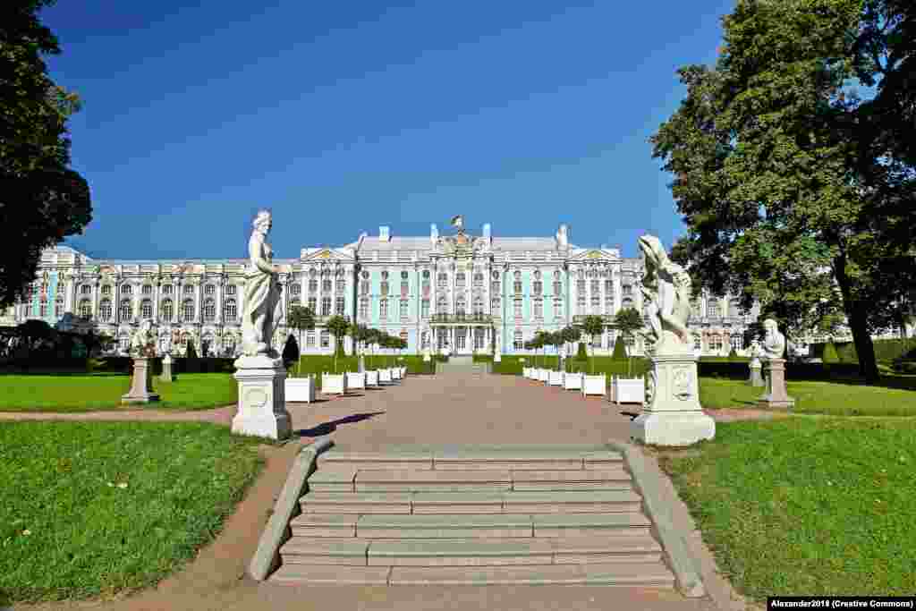 До 1941 года Янтарная комната находилась в Екатерининском дворце, бывшей царской резиденции под Санкт-Петербургом. 