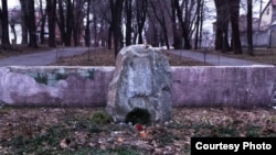 Пошкоджений пам’ятний знак В’ячеславу Чорноволу, Дніпропетровськ, 28 лютого 2015 року