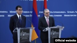 Главы МИД Армении и Японии - Зограб Мнацаканян (справа) и Таро Коно на совместной пресс-конференции, Ереван, 3 сентября 2018 г.