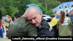 Усмішки крізь сльози. Із російського полону повернулася ще одна група важкопоранених українських військових (фотогалерея)