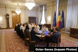 Masa de negocieri a partidelor pro-europene, unde cei de la USR spun că nu au fost invitați. Palatul Parlamentului, 17 decembrie 2024.